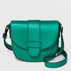 Rounded saddle crossbody